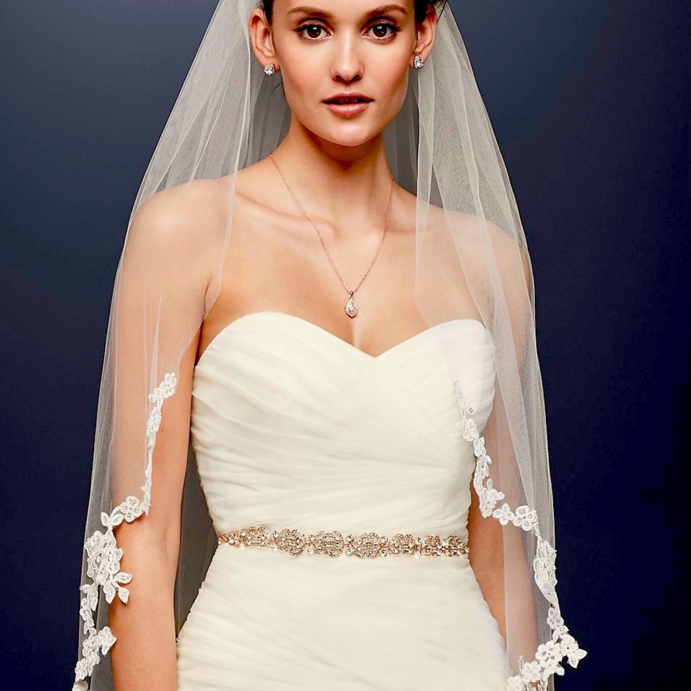 New never worn, tags still attached bridal veil